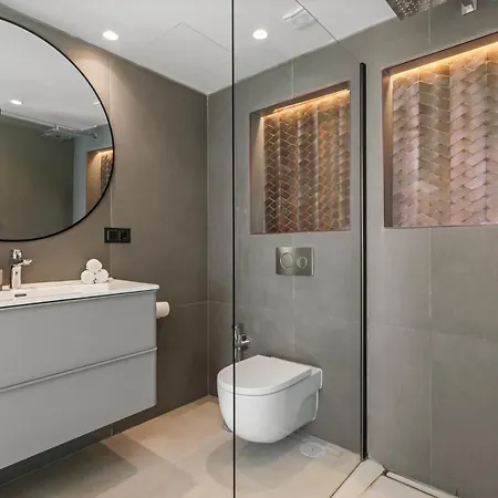 Front With Pool Apartmán *