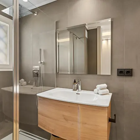 Front With Pool Μαρμπέλλα