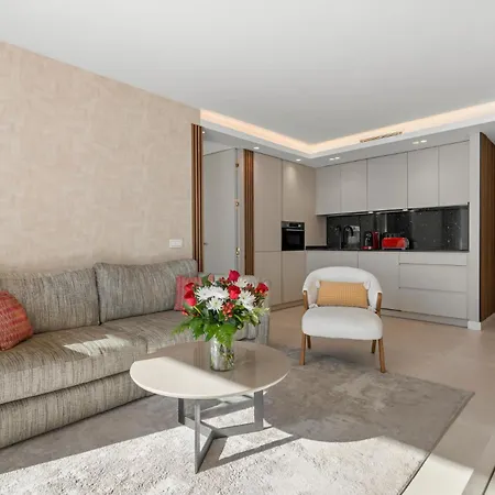 Front With Pool * マルベーリャ